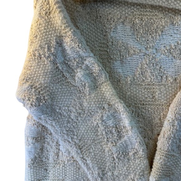 VINTAGE JONES NEW YORK EXCLUSIVE HAND KNIT TURTLE NECK CREAM AND WHITE SWEATER - Picture 9 of 11